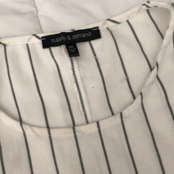 Adorable flutter sleeve top - Picture 3 of 3